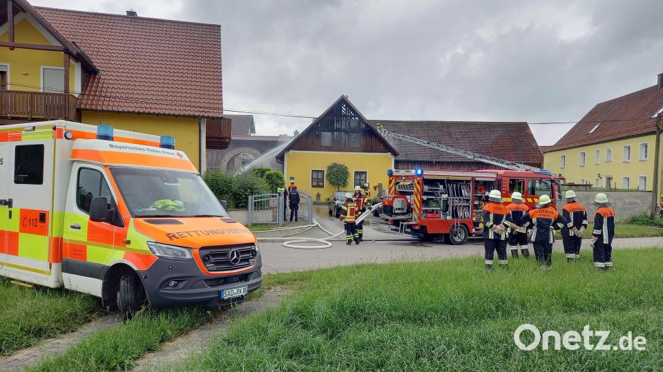 Die Feuerwehren unter Einsatzleitung des Diendorfer Kommandanten Rudolf Scharf bekämpfen hier den Brand von zwei Seiten. Mit der Drehleiter (rechts) versuchen sie von oben sicherzustellen, dass die Flammen endgültig erstickt sind. Bild: bl