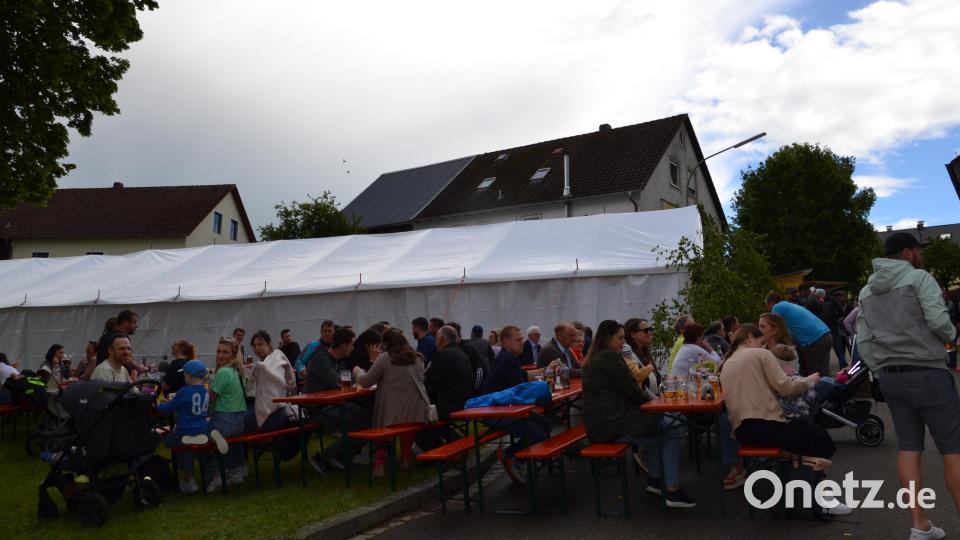 Kaum zeigt sich die Sonne, sind die Plätze vor dem Zelt auch schon belegt. Bild: gi
