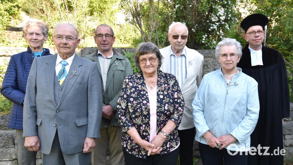 Die Eisernen Jubelkonfirmanden mit Pfarrer Thomas Schertel im evangelischen Pfarrgarten Bild: no