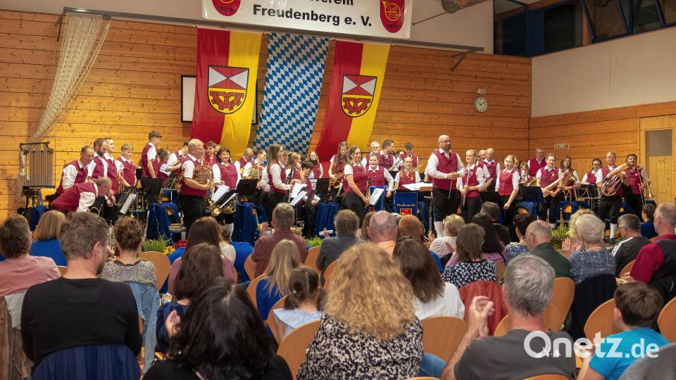 Das große Orchester des Musikvereins Freudenberg begeisterte beim Frühjahrskonzert in der Schulturnhalle das Publikum. Bild: Hermann Koch/exb