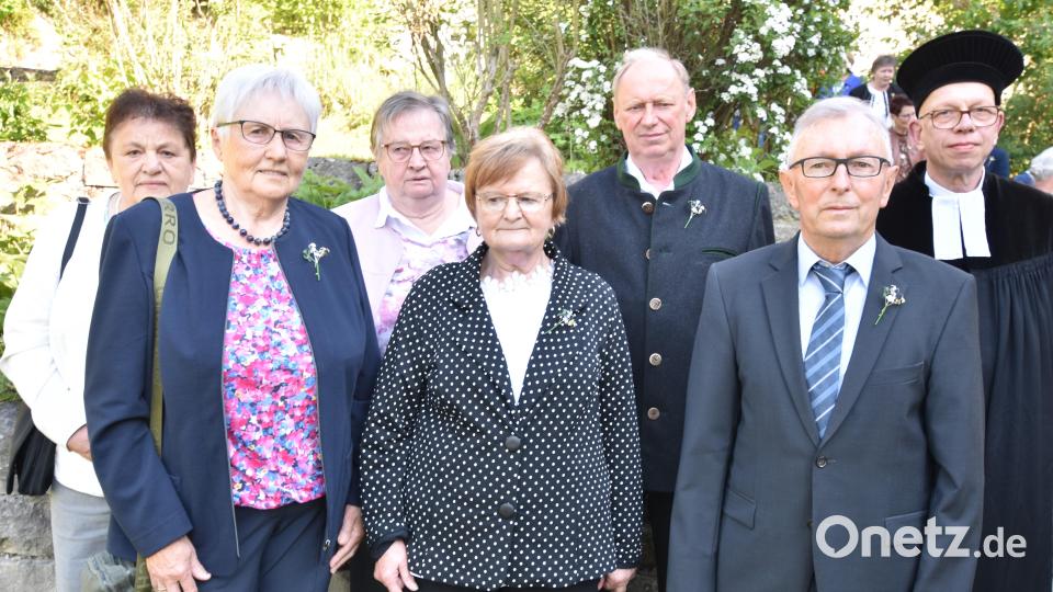 60 Jahre ist es mittlerweile her, dass diese vier Damen und zwei Herren in St. Veit konfirmiert wurden. Bild: no