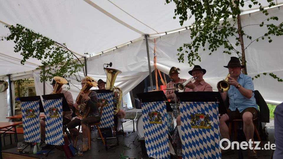 Die Straßenmusikanten unter der Leitung von Hans Maier spielen zünftig bayrisch-böhmisch auf. Bild: gi