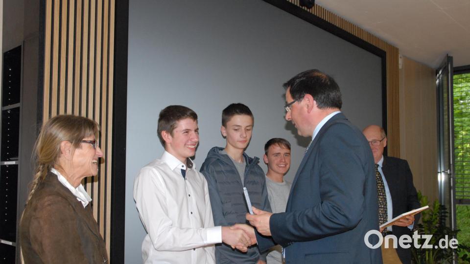 Finanzstaatssekretär Martin Schöffel überreicht die Medaille an (von links): Umweltlehrerin Felicitas Berger, Bastian Haller, Tobias Liedke und Anton Pechtl. Bild: pop