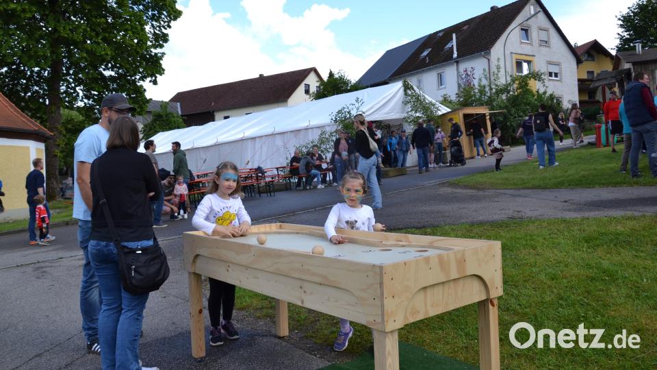 Die beiden Schwestern probieren das Geschicklichkeitsspiel aus. Bild: gi
