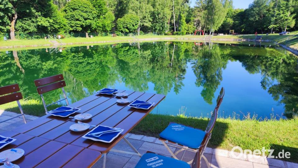 Von der großen Terrasse am Kiosk haben Gäste einen Blick über die gesamte Badestelle. Bild: soj