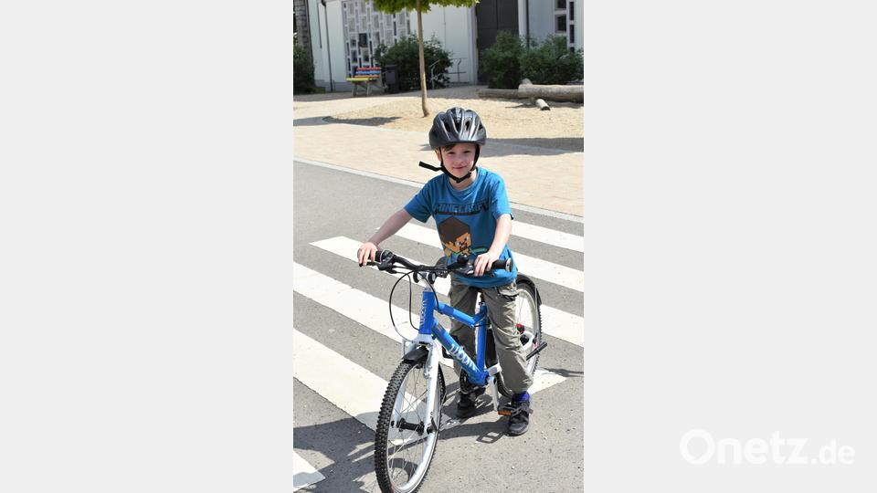 Das neue Fahrrad musste sofort getestet werden. Bild: rgr