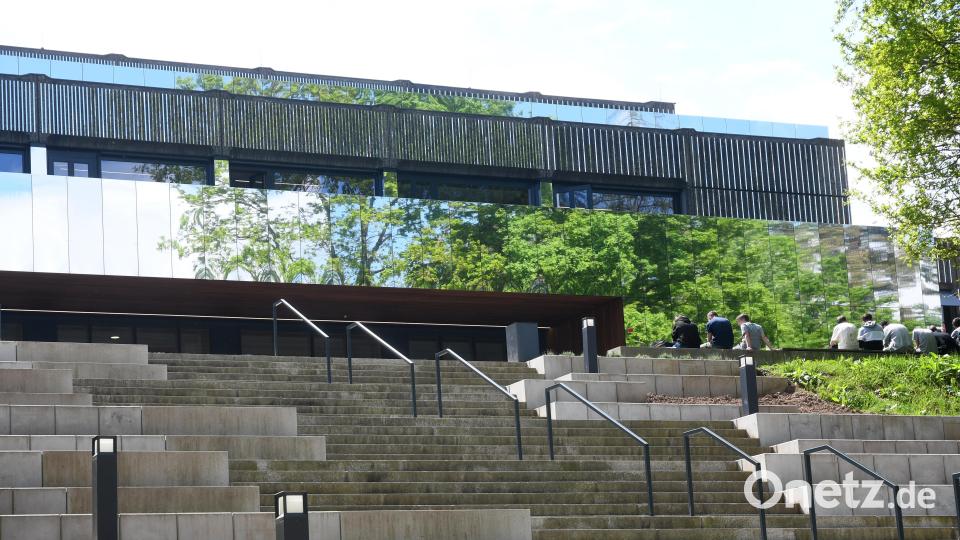 Für die Generalsanierung des Gymnasiums Neustadt hat der Landkreis den BDA-Regionalpreis Niederbayern-Oberpfalz 2024 erhalten. Archivbild: Gabi Schönberger