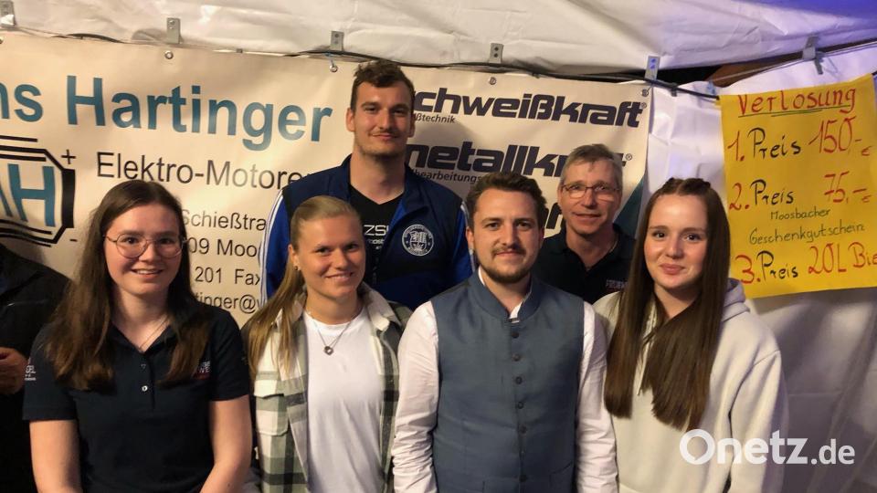 Den ersten Preis bei der Verlosung gewinnt Niklas Lehner (hinten, links) nach Ziehung der Lose durch die Glücksfeen Liana und Lorena Sauer (von links). Den Gewinnern gratuliert für die Dorfgemeinschaft Feuerwehr-Vorsitzender Hermann Ach (hinten). Bild: gi
