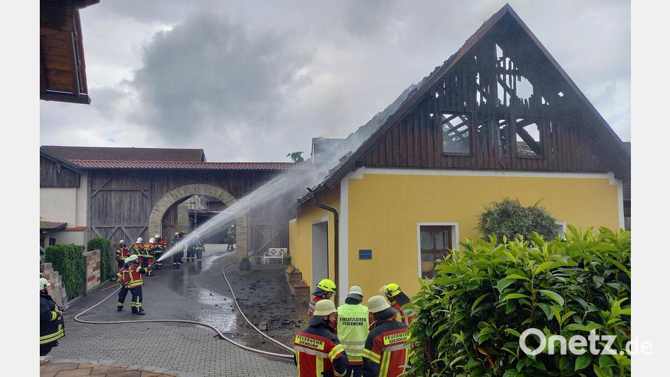 Sieben Feuerwehren sind am Freitagmittag angerückt, um den Brand dieser Scheune im Nabburger Ortsteil Diendorf zu löschen. Was ihn ausgelöst hat, war zum Zeitpunkt der Löscharbeiten noch nicht festzustellen. Bild: bl