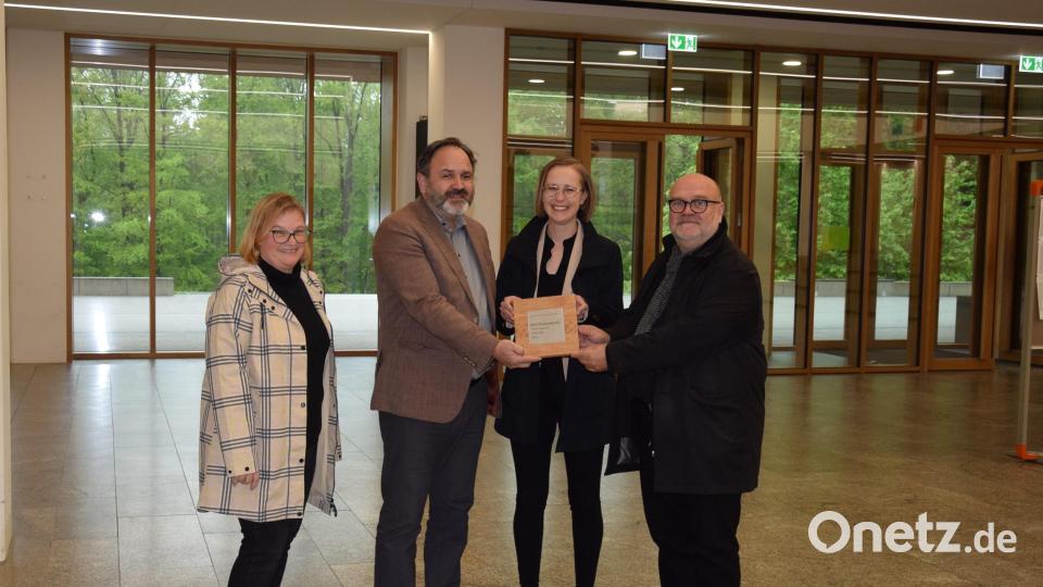Kreisbaumeisterin Katharina Sauer-Ertl und Architekt Peter Brückner (rechts) überreichen Schulleiter Francisco Garica die Plakette des BDA-Regionalpreises. Bauingenieurin Silke Kneidl (links) vom Hochbauamt des Landkreises begleitete die Baumaßnahme über die gesamte Bauzeit bis zum Abschluss. Bild: Landratsamt Neustadt/Marcel Weidner/exb