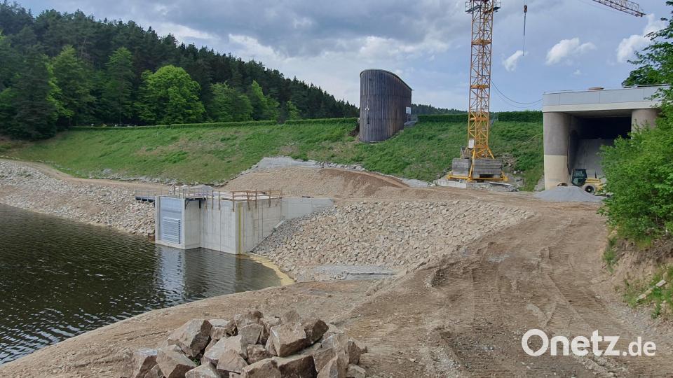 Der Betonbau am Entnahmeturm konnte laut Wasserwirtschaftsamt zum Jahreswechsel fertiggestellt werden. Momentan laufen Montagearbeiten sowie die Hinterfüllung des Entnahmeturms mit Schottermaterial. Die Böschung wird mit großen Wasserbausteinen gegen Erosion geschützt. Bild: Wasserwirtschaftsamt Weiden/exb