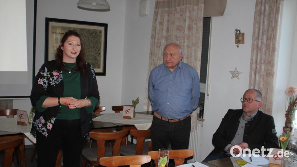 Für seinen Vorsitzenden Robert Schön (Mitte) sucht der HAK einen Nachfolger. Kreisehrenamtsbeauftragte Sarah Matzke und Bürgermeister Roman Schäffler sind zuversichtlich, dass dies gelingen wird. Bild: bjp/exb