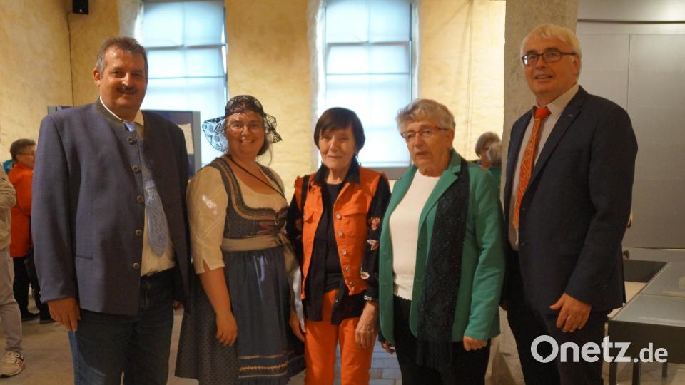 Die 80-jährige José van Pamelen-Hagenaars (Mitte) ist umgeben von (von links) Bürgermeister Reinhard Kreuzer, Michaela Gleixner, Monika Gebhard und Stellvertretendem Bürgermeister Andreas Hopfner. Die beiden Bürgermeister tragen Krawatten mit Klöppelspitze Bild: wel