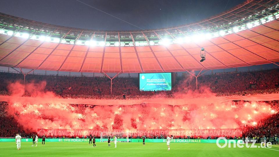 Kaiserslauterns Fans sorgten kurz nach Beginn der zweiten Halbzeit für eine Spielunterbrechung. Bild: Federico Gambarini/dpa