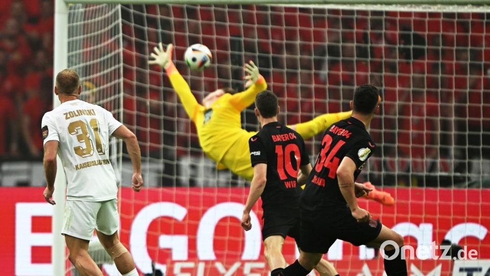 Granit Xhaka (r) traf mit einem Weitschuss zum 1:0 für die Werkself. Bild: Federico Gambarini/dpa