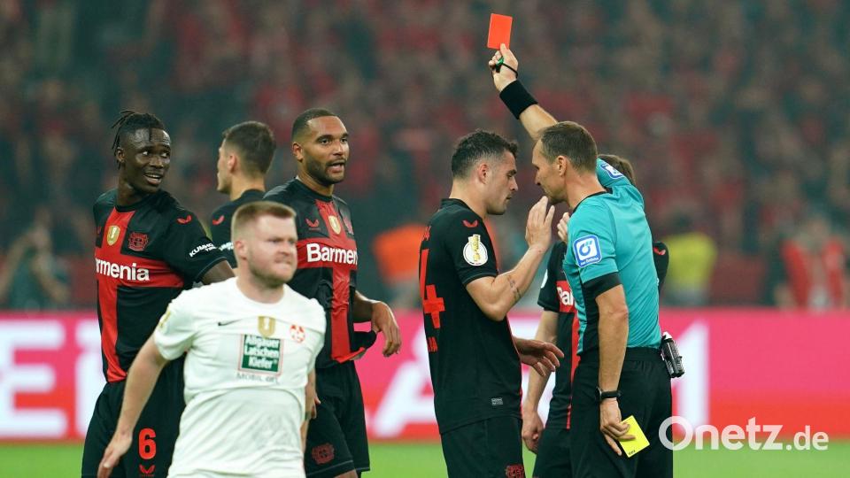 Bayer-Verteidiger Odilon Kossounou (l) sah noch vor der Pause die Gelb-Rote Karte. Bild: Uwe Anspach/dpa