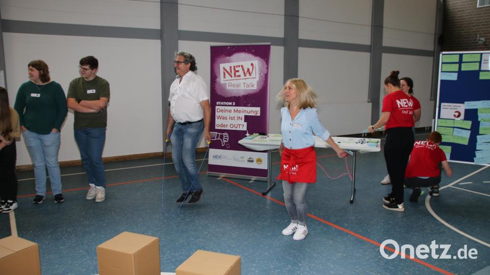 Bürgermeister Bernhard Stangl und Stadträtin Cornelia Träger mussten als Einsatz in einem Spiel Seilsprünge machen. Bild: sne