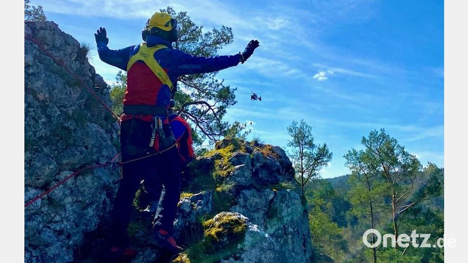 Bergretter symbolisiert dem Hubschrauber die korrekte Position für den Anflug. Bild: Bergwacht Sulzbach-Rosenberg/exb