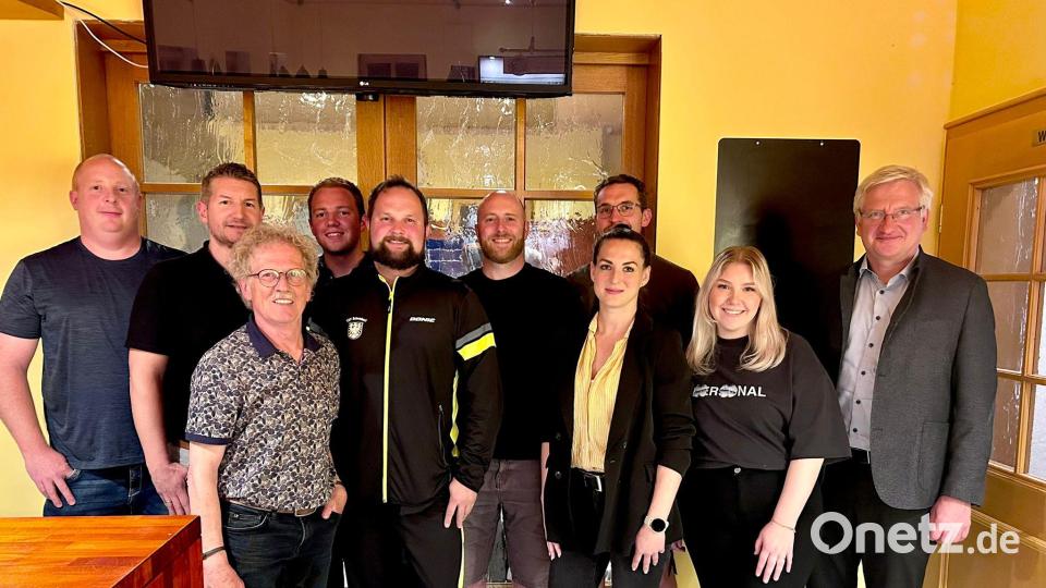 Der neu gewählte TSV-Vorstand: (von links) Martin Huber (Zweiter Vorsitzende), Martin Gallersdörfer (Kassenprüfer), Bernhard Reis (Vorsitzender), Michael Martetschläger, Manuel Schmidt, Matthias Hablawetz, Florian Hör (alle Beisitzer), Iris Purucker (Dritte Vorsitzende) und Melissa Chousein (Schriftführerin) mit Bürgermeister Johannes Reger. Bild: TSV Erbendorf/exb