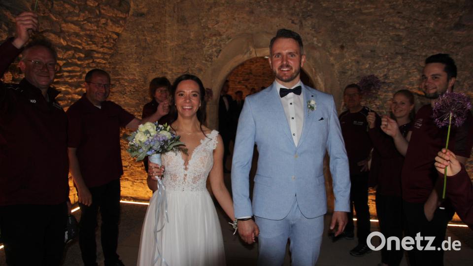 Freudestrahlend durchschritten Corina und Roland Stamm das Ehrenspalier, gebildet von den Tirschenreuther Schützen. Bild: kro