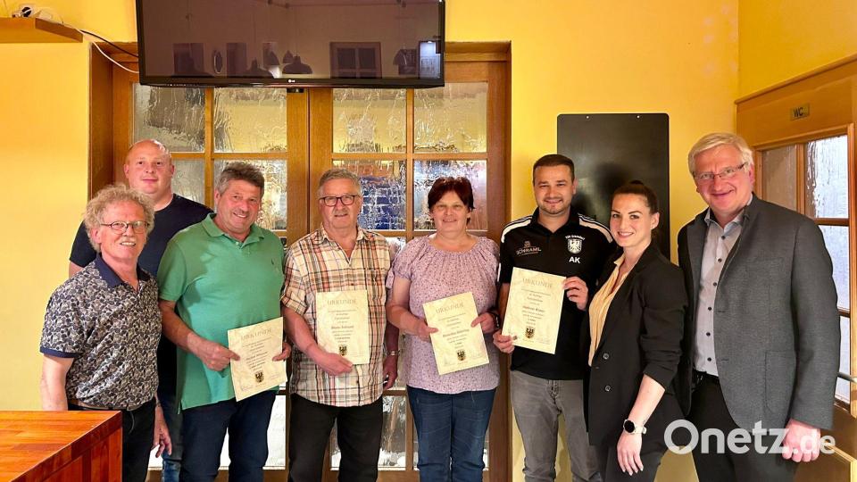 Die Geehrten Stefan Wiesent, Bruno Schraml, Roswitha Döhrling und Andreas Kraus mit den Vorstandsmitgliedern und Bürgermeister Johannes Reger. Bild: TSV Erbendorf/exb