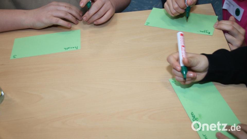Auf Zetteln schrieben die jungen Leute ihre Wünsche und Kritik und hefteten diese dann an die Pinnwände. Bild: sne