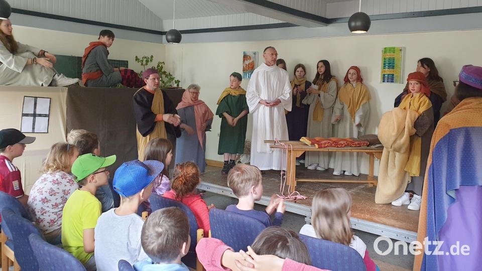 Die Theatergruppe der evangelischen Kirchengemeinde Wirbenz setzte beim Dekanatskinderkirchentag drei biblische Team-Geschichten in Szene. Bild: Susanne Götte/exb