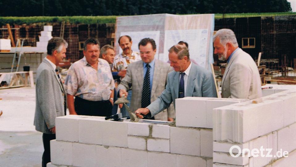 An der Grundsteinlegung nehmen teil (von links): Gerhard Fleischmann (TuS-Vorsitzender), Peter Stoll (Schützenmeister SG Diana), Architekt Hermann Güntner, Albert Siegert, Landrat Hans Wagner, Bürgermeister Helmut Rösch und Hans Drexler (Verwaltungsratsvorsitzender). Archivbild: fg