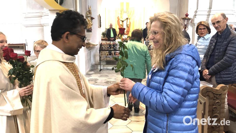 Jede Frau, die auf den Namen Rita getauft wurde, wurde am Ende der Gottesdienste mit je einer roten Rose beschenkt. Bild: wro