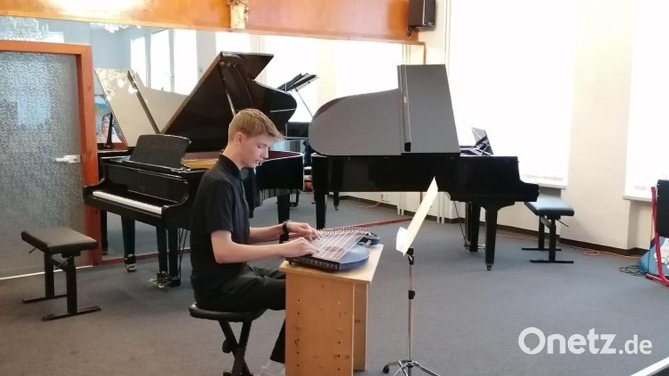 Paul Gleißner an der Zither. Bild: Kreismusikschule Tirschenreuth/exb