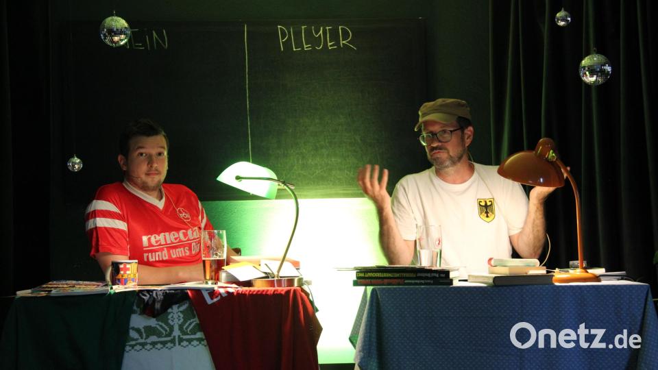 Radio-Moderator Markus Pleyer und Ovigo-Intendant Florian Wein (von rechts) stimmen mit einer vergnüglichen Lesung auf die bevorstehende Fußball-Europameisterschaft im eigenen Land ein. Bild: prh