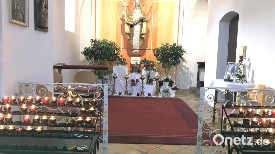 Zentrale Figur in der stets mit Kerzen und Blumen geschmückte Seitenkapelle der Wallfahrtskirche Maria Hilf in Fuchmühl ist die Heilige Rita. Bild: wro