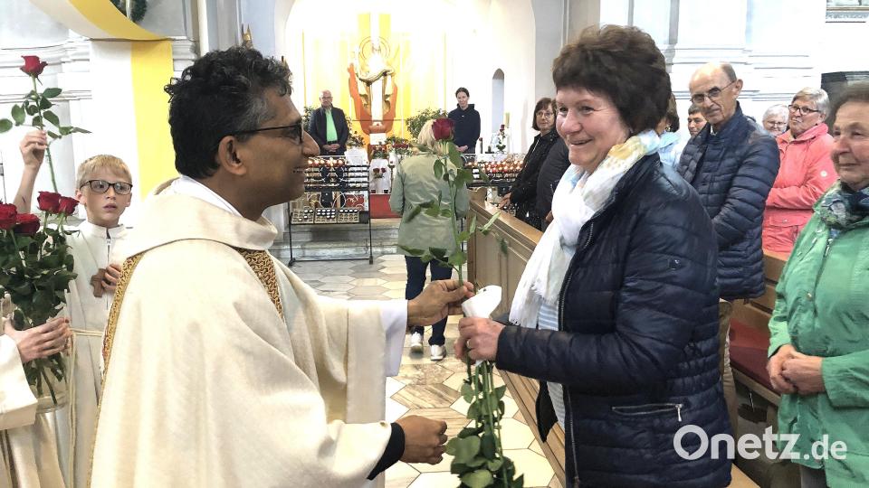 Die Ritas erhielen von Pfarrer Joseph eine rote Rose geschenkt, um so an das Festwochenende in Fuchsmühl zu erinnern. Bild: wro