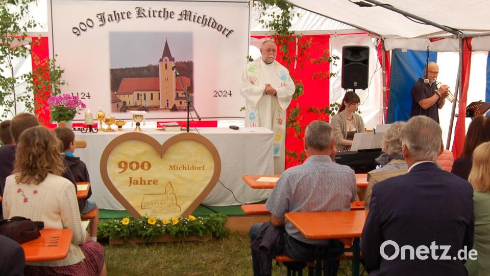 Ein großes Transparent und ein Herz mit Bild und Inschrift zierten den Altar im Zelt beim Festgottesdienst zum Jubiläum „900 Jahre Pfarrei Michldorf“ mit Pfarrer Alfons Forster. Bild: grm