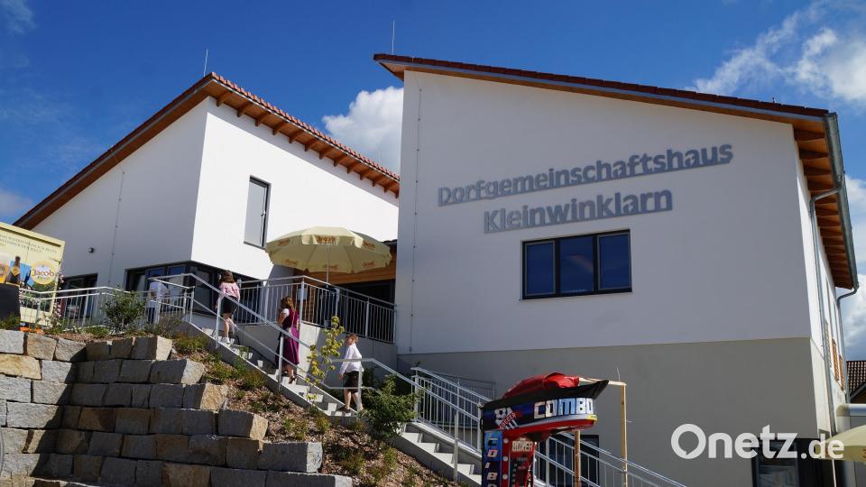 Mit viel Eigenleistung der Dorfgemeinschaft wurde das schmucke Haus errichtet. Bild: wel