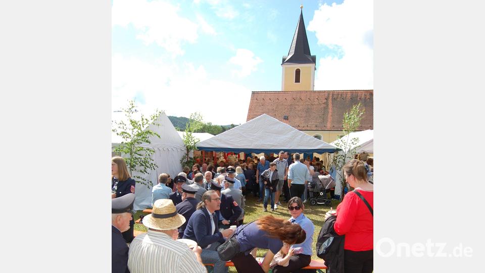 Bei idealem Wetter wurde das Jubiläum im Zelt und im Freien ausgiebig gefeiert. Bild: grm