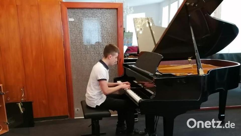 Artur Romanenko am Flügel. Bild: Kreismusikschule/exb