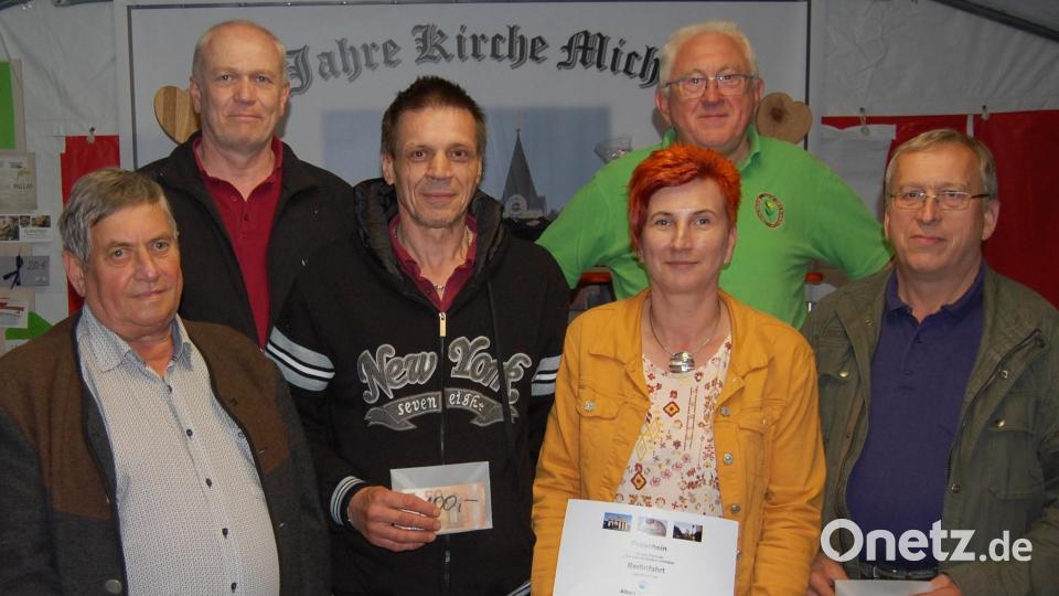 136 Kartenfreunde beteiligten sich am Preisschafkopf. Unsere Aufnahme zeigt vorne von rechts die Erstplatzierten Josef Pruy, Nicole Rischer-Bäumler und Peter Jacobi sowie den Gewinner des Trostpreises Josef Ermer zusammen mit den Veranstaltern. Bild: grm