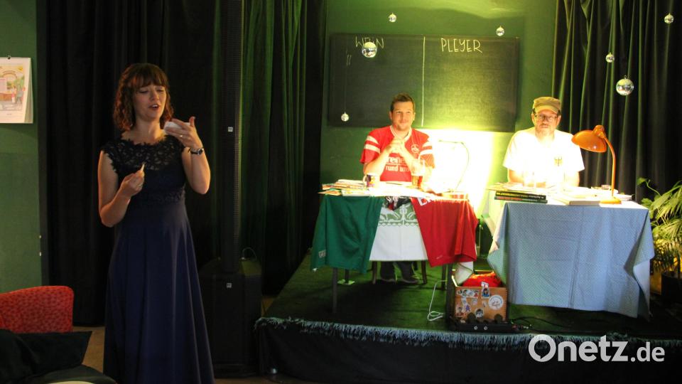 Radio-Moderator Markus Pleyer und OVIGO-Intendant Florian Wein (von rechts) stimmten mit einer vergnüglichen Lesung rund ums Leder auf die bevorstehende Fußball-Europameisterschaft im eigenen Land ein. Sängerin Franziska von Hülst (links) interpretierte nicht nur bekannte Fußballsongs sondern betätigte sich auch als Quizz-Masterin. Bild: prh