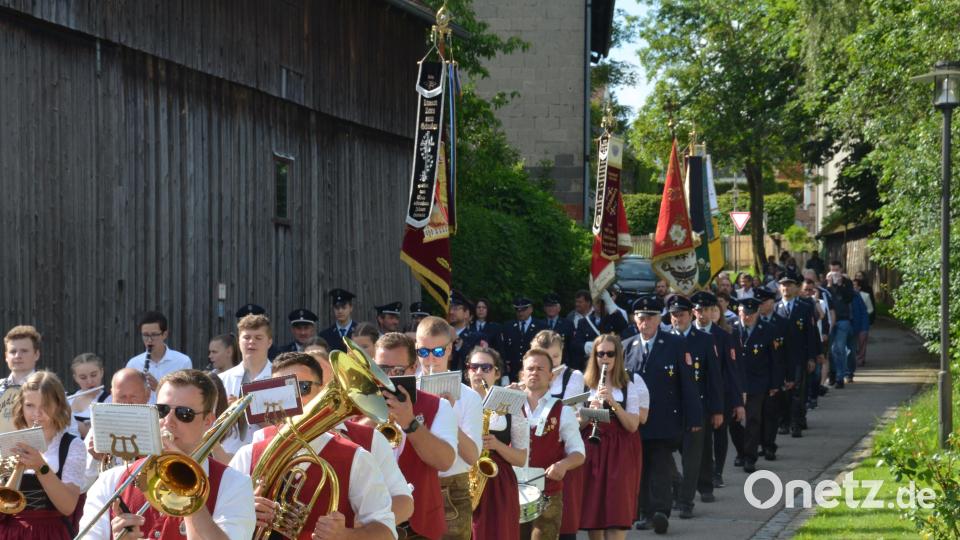 Nach dem Gottesdienst mit Totengedenken schlängelte sich der Festzug hinunter zum Feuerwehrhaus zur weltlichen Feier. Die Jugendkapelle Roggenstein spielte mächtig auf. Bild: dob
