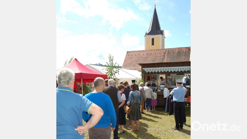 Lange Schlangen bildeten sich vor den Stationen für Essen und auch an der Kuchentheke. Bild: grm