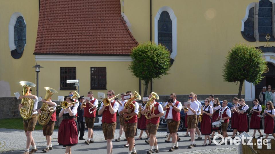 Nach dem Gottesdienst mit Totengedenken schlängelte sich der Festzug hinunter zum Feuerwehrhaus zur weltlichen Feier. Die Jugendkapelle Roggenstein spielte mächtig auf. Bild: dob