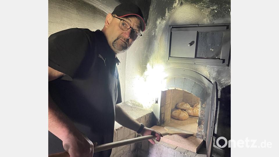 Eine schweißtreibende Arbeit: Auf etwa 280 Grad Celsius war der Backofen aufgeheizt worden, bevor Tom Krybus die ersten Brotlaibe einschießen konnte. Bild: bö