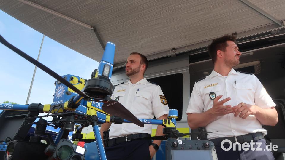 Die bayerische Grenzpolizei präsentiert beim Boxxenstopp am 2. Juni auf dem Naabwiesen-Parkplatz in Weiden ihre Drohne. Archivbild: Kunz