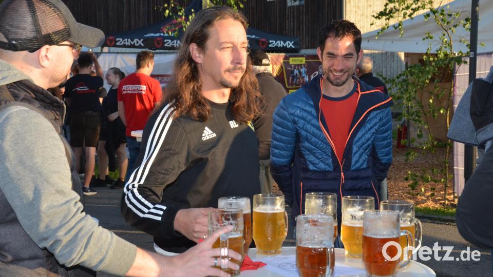 Auch die SV-Fußballer feierten beim Bockbierfest in Waldau mit. Bild: dob