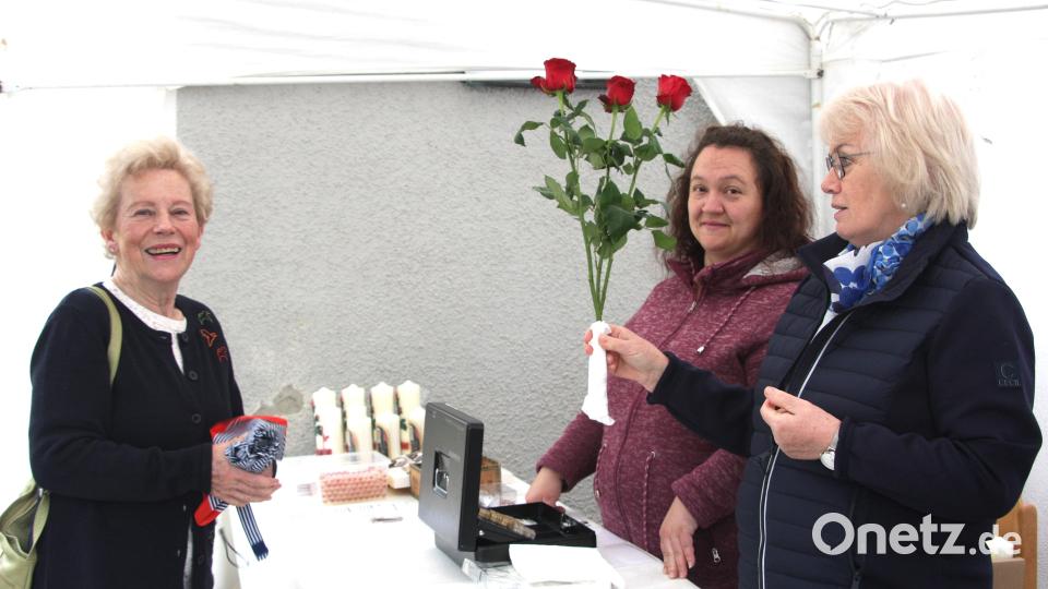 Zum Ritafest in Fuchsmühl gehören auch rote Rosen, die vor den Gottesdiensten angeboten wurden. Bild: wro