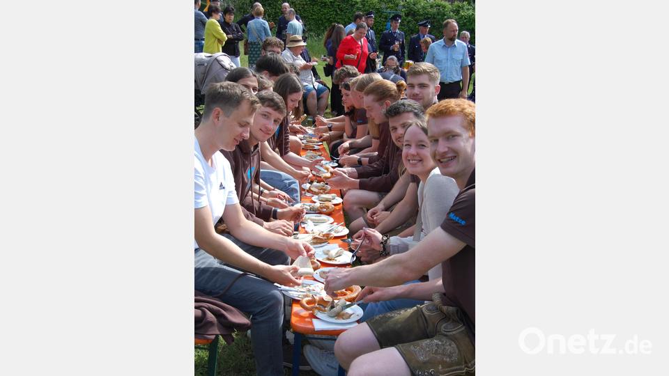 Zahlreiche Besucher kamen zum Jubiläum „900 Jahre Pfarrei Michldorf“ und feierten diesen Anlass gebührend mit einer zünftigen Kirwa. Zum Frühschoppen schmeckten Weißwürste mit Brezen. Bild: grm