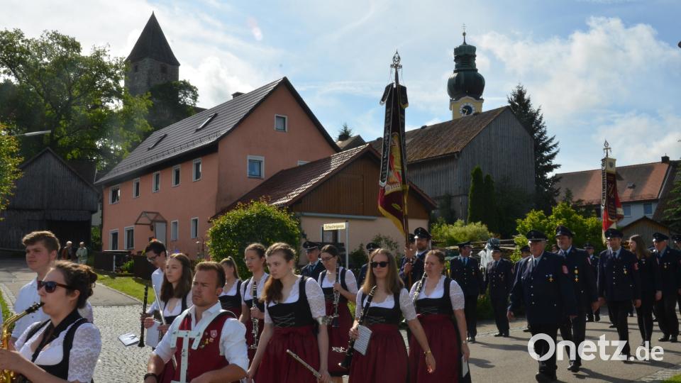Nach dem Gottesdienst mit Totengedenken schlängelte sich der Festzug hinunter zum Feuerwehrhaus zur weltlichen Feier. Die Jugendkapelle Roggenstein spielte mächtig auf. Dahinter die Silhouette des Schlosses und der Benefiziumskirche. Bild: dob