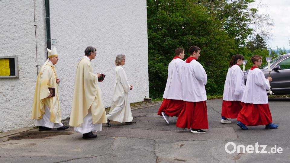 Weihbischof Reinhard Pappenberger (links) und Waldthurner Pfarrer Norbert Götz beim Dreifaltigkeitsfest an der Dreifaltigkeitskapelle am Fahrenberg. Bild: fvo
