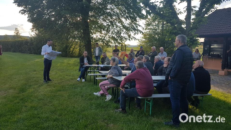 Bürgermeister Armin Bulenda informiert die Bevölkerung von Tröbes über die Zukunft des Badeweihers. Bild: gi